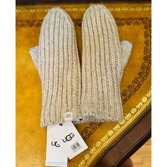 UGG Womens Chunky Rib Cozy Light Grey Mittens NEW - Picture 1 of 11
